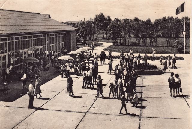 'Groote Rommelmarkt bij de opening van onze nieuwe school' was aangekondigd. Vijf kramen ja.